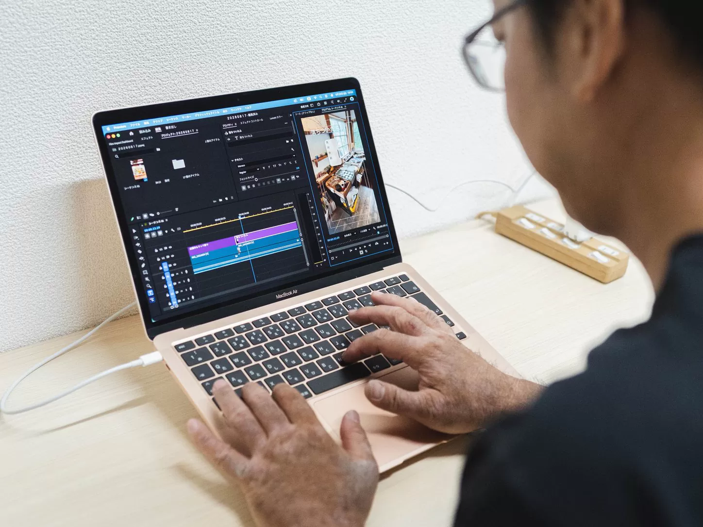 パソコンで動画を編集する受講生の手元