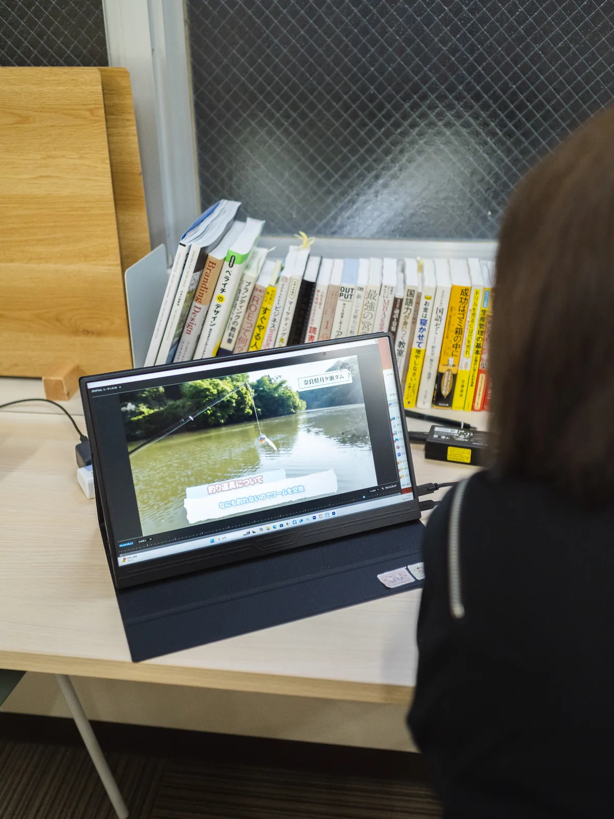 タブレット画面で釣り動画を編集している受講生