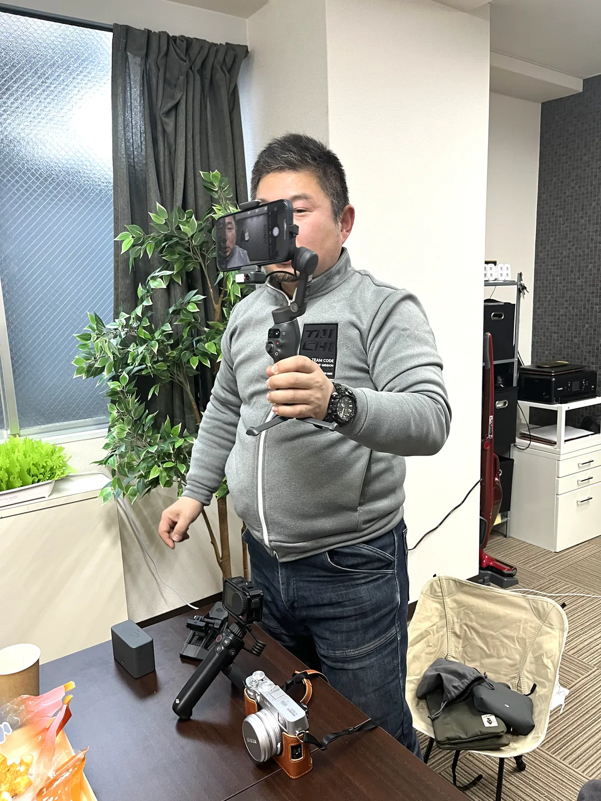スマートフォン用ジンバルで撮影する様子