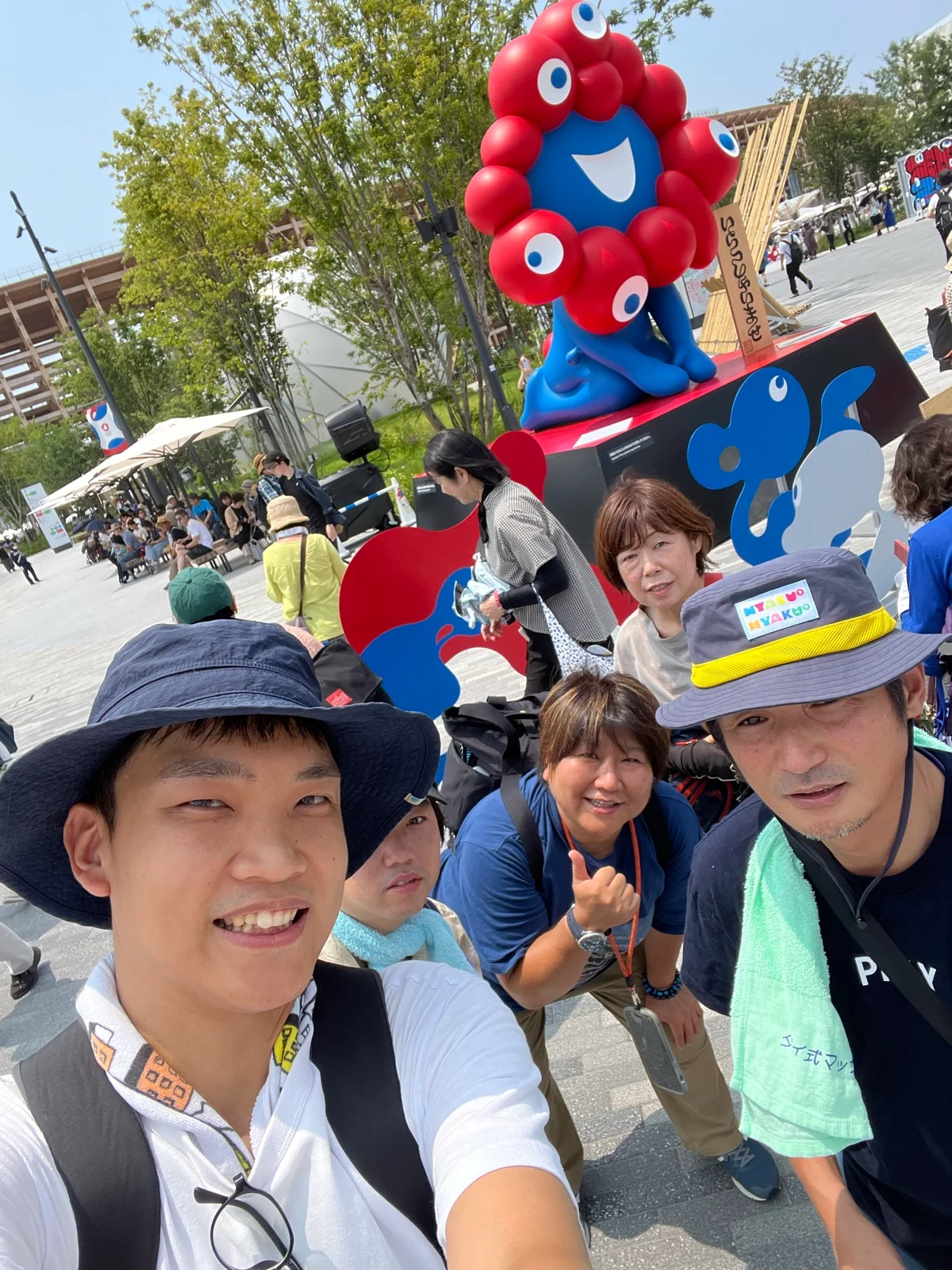 万博への遠足で記念写真を撮るどう旅の参加者たち