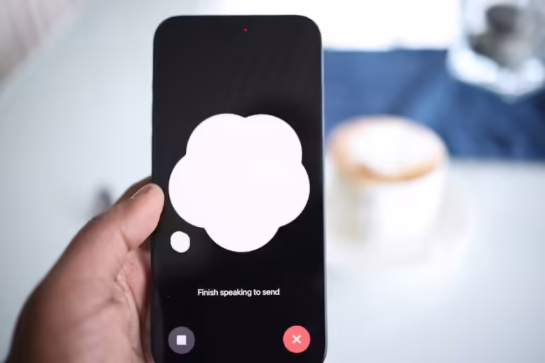 スマートフォンでChatGPTの音声入力画面を表示し、話しかけている様子のイメージ写真