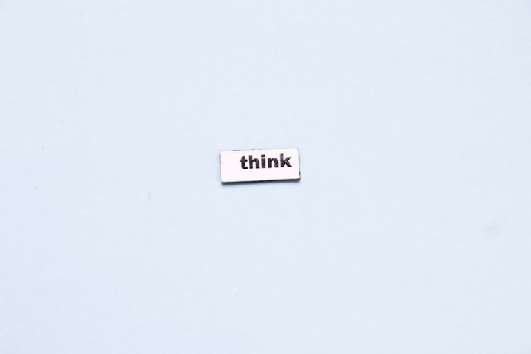 動画クリエイターに必要な思考力や構成力をイメージしたthinkの文字