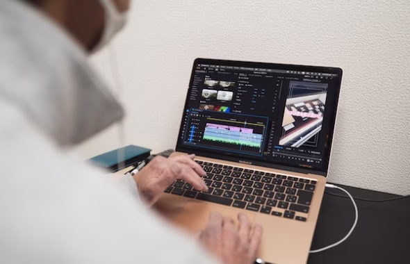 通学型の動画編集スクールどう旅で、受講生が講師のサポートを受けながら動画編集を学んでいる様子
