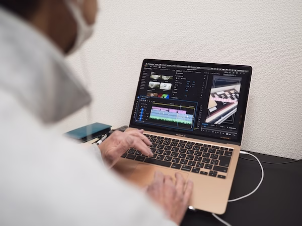 通学型の動画編集スクールどう旅で、受講生が講師のサポートを受けながら動画編集を学んでいる様子