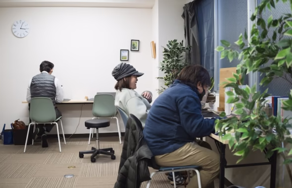 東大阪市布施にある動画編集スクール「どう旅」で、受講生がそれぞれのペースでパソコン作業に取り組んでいる教室風景