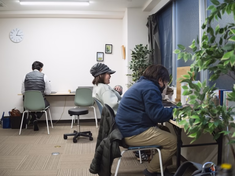 東大阪市布施にある動画編集スクール「どう旅」で、受講生がそれぞれのペースでパソコン作業に取り組んでいる教室風景