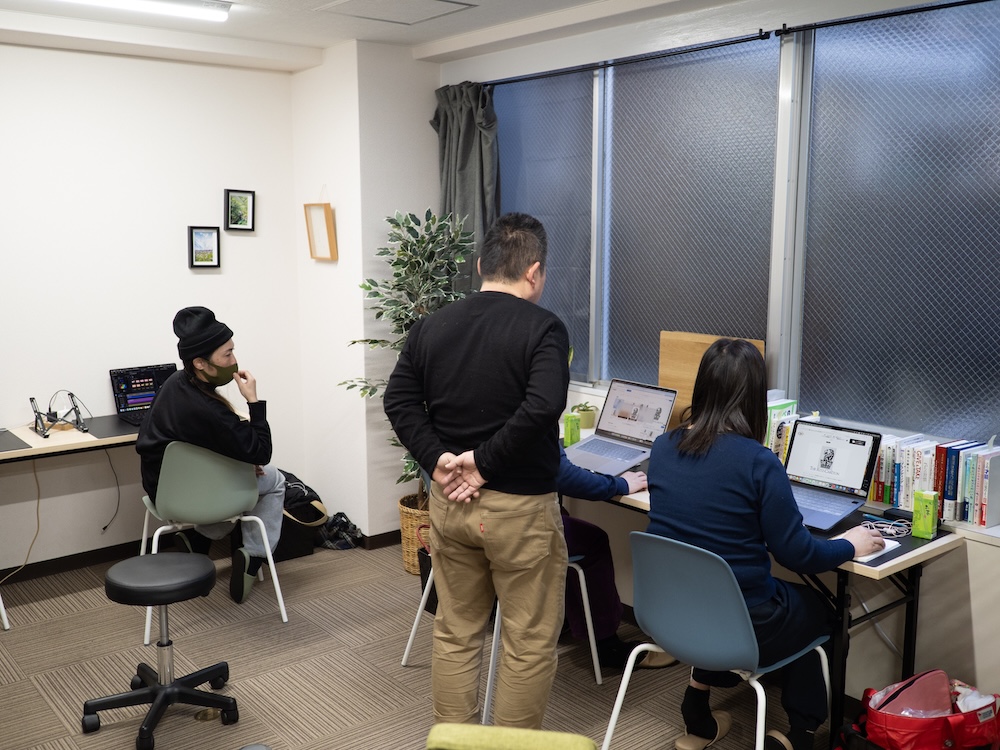 動画編集スクールどう旅の教室でレッスンを行っている様子