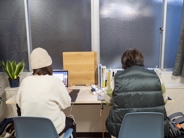 動画編集スクールどう旅の教室で生徒がパソコン作業を行っている様子