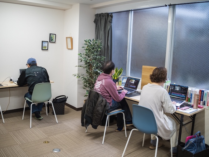 どう旅の教室で生徒がそれぞれのパソコンで動画編集を学んでいる様子