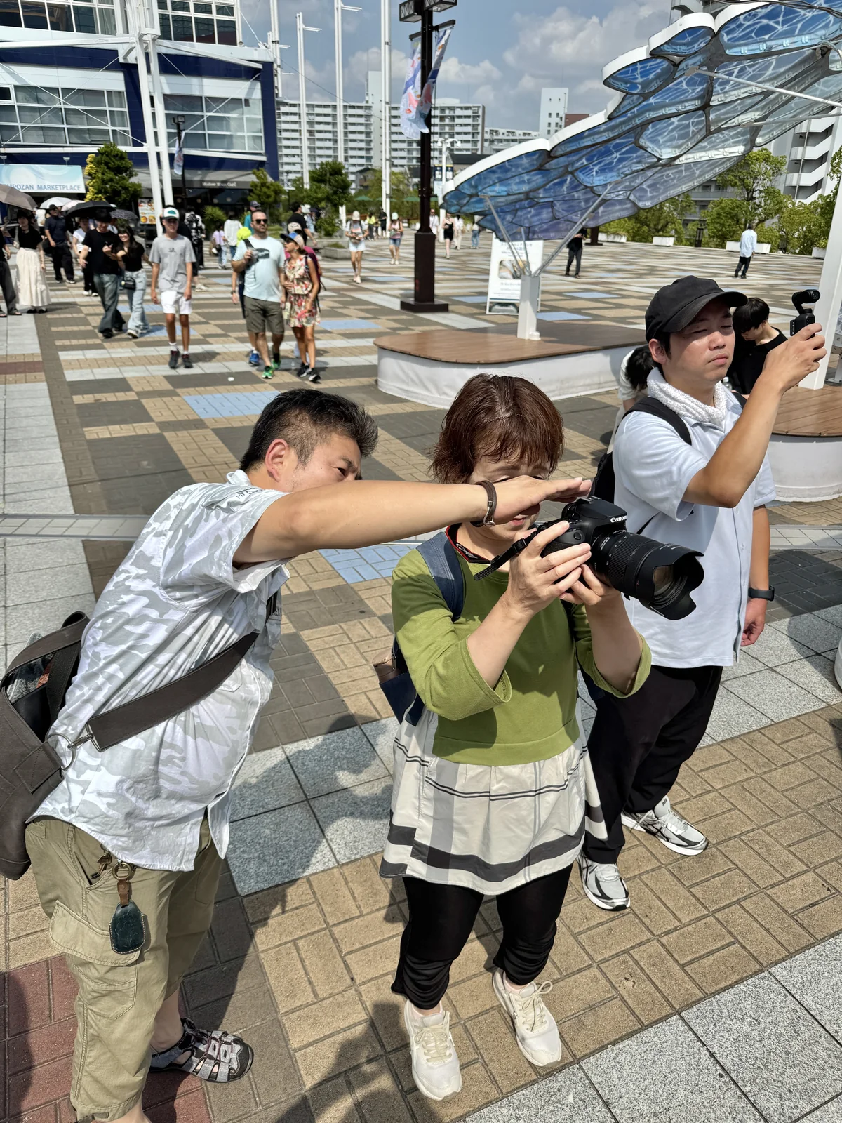 海遊館前でカメラの撮影方法を教わるどう旅の生徒