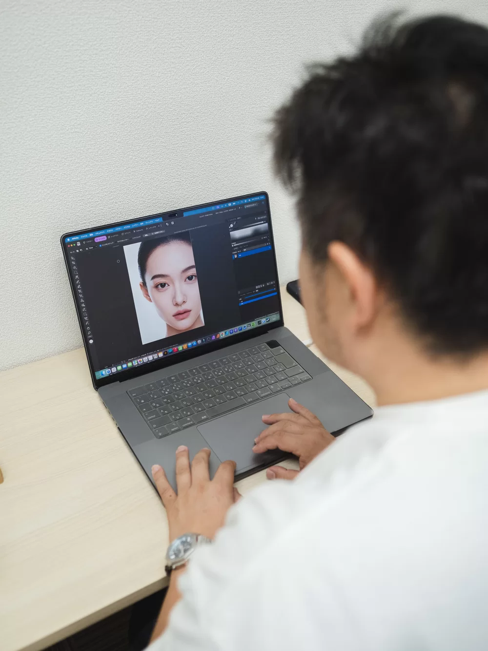 パソコンで画像の制作に取り組む受講生